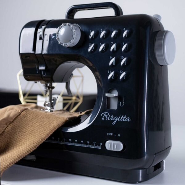 Birgitta Nähmaschine Standard in Dunkelgrau – Hochwertige Nähtechnik - Image 1
