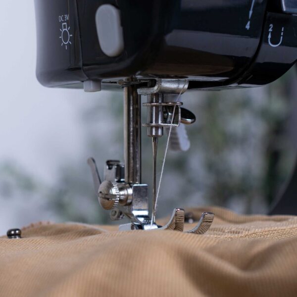 Birgitta Nähmaschine Standard in Dunkelgrau – Hochwertige Nähtechnik - Image 2